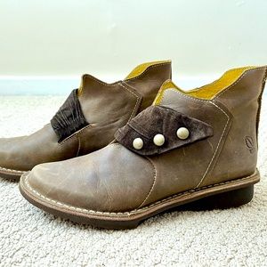 Gorgeous unique Sergio Tomani ankle boots size 38 (US 8). Rich tobacco brown.